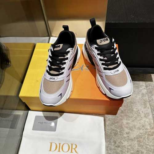 工厂价格 、2024系列新品这款 Dior、C ' est 运动鞋彰显醒目而时尚的风范。精心制作，鞋面侧边分别展示 C 和 D 字母尽显格调，细节也增添一丝优雅