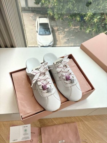g0286所见即所得顶级Miumiu｜缪缪25S新品休闲德训鞋Miu Miu 缪缪大秀上爆出的这双球鞋 后全球各大代购官网火爆上市. 简单很随意不羁又能体现单宁