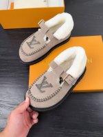 顶级版本 路易威登lv louis vuott on fw24 new arrival～秋冬最新款毛毛拖鞋～ 这双毛拖也是好好看！皮质的就是非常高级呀！！搭配秋