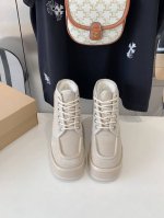 UGG 24ss 秋冬季人手必备单品雪地靴 搭配系数也是百分百 炸好看 比较设计的款，随心所欲 雪地靴显腿细 百搭单品 时尚感十足穿上气场爆涨 瞬间拉长腿型 鞋