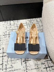 PRADA 普拉达 25 早春新款 粗跟圆头 蝴蝶结玛丽珍 经典时尚配色 毫不费力的优雅风来袭 时髦 精致绝美包头 外穿时尚气质简约新款日常美出高级感，上脚超好
