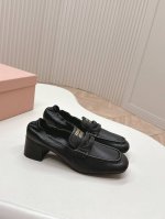 出平底 高跟 MiuMiu谬谬2025 早春走秀款乐福鞋 中性中古风 于多重场景中流露风格主张 步履之间焕发独特之美 皱松紧设计随心搭配 面料小牛皮 内里垫脚绵