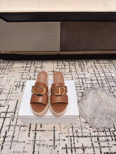 代购级 Dior 迪奥 25Ss 春夏新款 凉鞋 经典L设计可谓是这两年主打系列 无论包包鞋子还是是衣服都非常的热门 专柜同步 发货包装 原版定制 各方面细节非