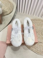 Miumiu 缪缪2024秋冬新款棉鞋毛毛单鞋 来自 Miu Miu 系列的细节特写 新季的潮流要素 与此刻挚爱的概念，多元对撞，传达现代风格~ 怎么穿都好看今