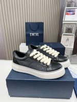 直销 刺绣+20， Dior 迪奥 B33 情侣休闲鞋 黑色刺绣款 春季新款，全新演绎经典的网球鞋，时尚廓形突显厚重质感，采用黑色丝绸哑光牛皮精心制作，饰以同色