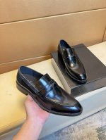 原单品质，独家首发 路易威登 ～独特现代正装皮鞋。专柜代购休闲鞋 意大利进口原版皮，牛里 拒绝脱色磨脚 鞋底：原厂特供原版底，超酷 法国懒人风格设计 原单品质