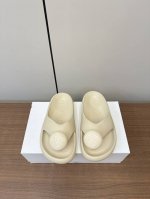 罗意威 Loewe 24S春夏新款 Ease 泡泡夹脚 沙滩鞋 凉拖鞋 原版购入开发做货 乳胶材质 舒适度极高 非常具有辨识度 美貌与实用并存舒适而不单调的拖鞋