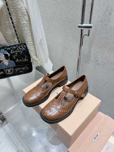 Miumiu缪缪 秋冬新款英伦风 玛丽珍 乐福鞋 Miumiu秀场 复古风独一无二的来自Miu Miu系列的细节特写 新季的潮流要素一 适当 面料：进口原版进口