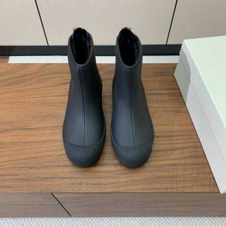 Bal*y 情侣款保暖雪地靴。鞋面牛皮、牛反绒莱卡。内里羊皮毛一体，开模定制大底。 码数：34-45 34、45定制不退换 批： - 点击图像关闭