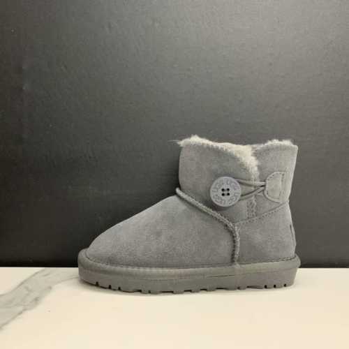 UGG桃木扣儿童雪地靴 SIZE：21-35码 内里人造毛，保暖又环保 鞋面采用牛皮材质，保暖舒适 牛筋橡胶大底，耐磨防滑...