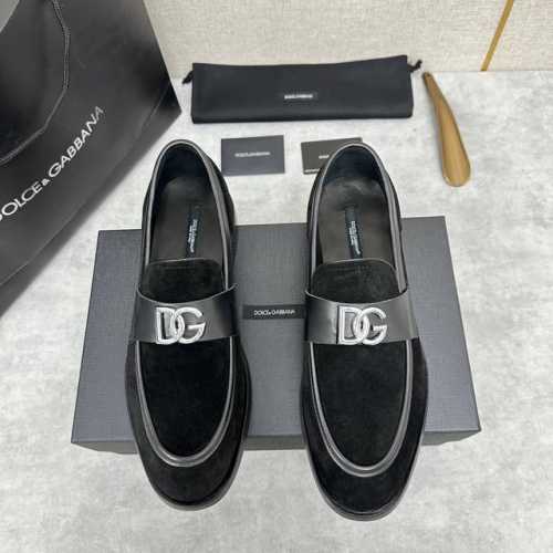 d&G 杜嘉-班纳 Dolce&Gabban* 莫卡辛便鞋 男士乐福鞋皮鞋 以全新版本创意呈现。D G金属英文标Logo标志性标牌装饰别具一格。 风格优雅考究，