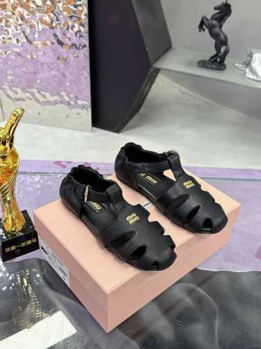 工厂p价p miumiu缪缪2025早春夏包头罗马凉鞋 官方春夏走秀新款 时髦百搭 无论光脚穿还是搭配袜子穿都超级百搭 原版一比一开发 鞋面 定制进口牛皮 内里