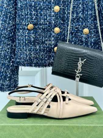 厂价 Gucci 24S秀场尖头平底凉鞋 这双我称之为“氛围感之神” 柔颯利落的小尖头自带高级 扣带都是可以自由调节 细嫩的牛漆皮搭配金扣让你气质翻倍！ 鞋面采 - 点击图像关闭