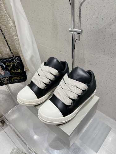 情侣款 Rick Owens 欧文斯绑带面包鞋 小面包可可爱爱又潮潮酷酷 真的是早春的时尚利器呢！穿搭适配度满分 轻松摆脱路人感 皮质也是软呼呼的，用料相当考究
