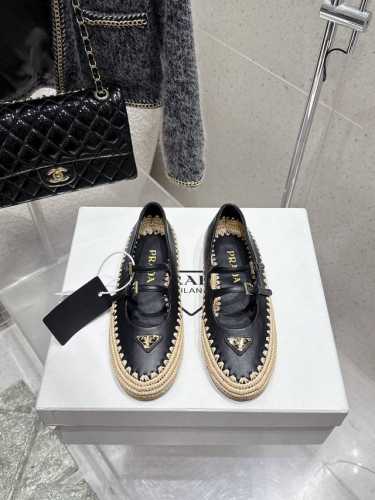 顶级版 Prada 普拉达2025新款经典三角扣草编渔夫玛丽珍鞋 复古手工编织意韵融于日常，以现代笔触刻画经典轮廓 从经典日式鞋履汲取灵感，繁而简练适合多种造型