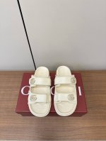 gucci｜古琦女士双G钻扣凉拖鞋 这款凉鞋以Gg帆布匠心打造，缀饰一眼可辨的双G标识，配以浅金色调配件，为整个设计注入一抹精致优雅气息 原版定制牛皮 内里定制