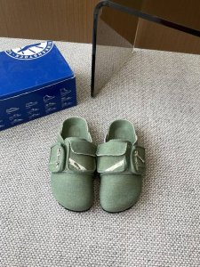 Birkenstock 勃肯 25Ss早春新款 牛仔书包勃肯 包头拖 这两个品牌刚出联名我就心动了 代购找很久才买到货 真的一鞋难求 真的超级好看，姐妹们给我冲