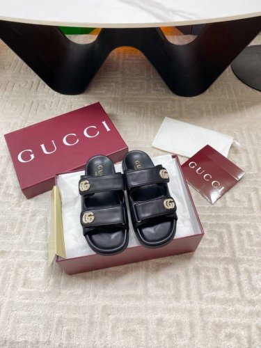 出厂 高版Gucci 古驰 春夏新款 Gg水钻扣魔术贴平底拖鞋 沙滩休闲女士拖鞋 现代设计美学探索独特匠心之路 巧妙融合品牌经典元素与备受喜爱的品牌标识 这款凉