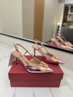 出厂价： Valentino 华伦天奴推出全新凉鞋系列，凉鞋鞋款尖头V扣凉鞋。上脚非常修脚型 重点是很好非常好驾驭 不磨脚不累脚 行走神器！ 金属VLOGO钻扣