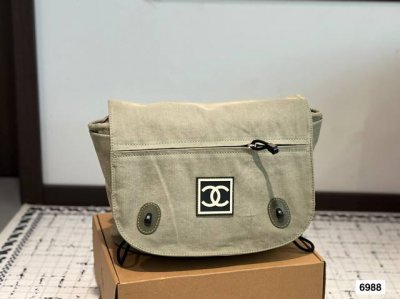 香奈儿中古牛仔Chanel 用大方标迎接时髦氛围感的冬天 香奈儿方标系列真的是真香宝藏区 配色舒服 材质轻便 随便搭配都超级时髦 尺寸：31 27