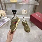 2025动感单品轻盈且灵活的外底经过特殊处理洋溢着浓郁的复古风情可拆卸可调节踝部绑带。鞋舌饰以高频压花工艺打造的3D立体Gucci字样标识织物衬里舒适透气超轻抽