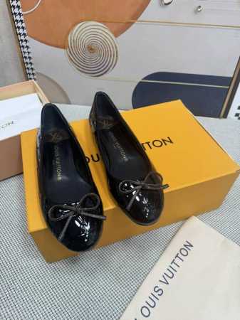 顶级版本 LV 新款单鞋 这款 Helios 凉鞋采用漂白Monogram 牛仔帆布制成，搭配天然皮革饰边，引人注目。该表款以精致的金色细节为特色，例如灵感来自 - 点击图像关闭