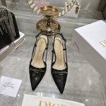 出厂单鞋 凉鞋 25Ss早春新款Dior迪奥D-My 五金字母扣尖头高跟鞋平底单鞋小猫跟后空凉鞋 这款My Dior 高跟鞋是二零二五春夏成衣系列新品 彰显精致