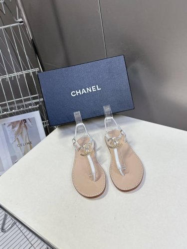 chanel香奈儿夏季新款夹脚人字拖海滩必备款 超多网红时尚博主种草 夏天必备 夏季夹脚双C五金扣拖鞋、百搭显脚瘦气质款，颜值爆棚的一款拖鞋，任意搭配都很绝！懒