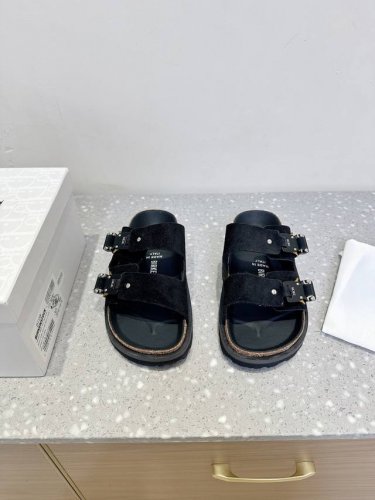 Dior X Birkenstock 联名款 Milcno凉拖鞋 鞋底上半部分是Dior的纹路 下半部分是勃肯的纹路 下面牛翻毛皮和羊毛纤维 体现联名背后的精湛