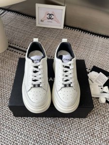 Chanel 25C春夏新款运动鞋 官网同步上 专柜断货王 各大博主社交日推款，这季新款简直闭眼入，上脚狂好看，率性的休闲运动风，飒爽又自然，演绎香奈儿的时髦女
