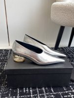 代购级 JIL sander 小众潮牌 24春夏超现代主义水晶透明跟尖头系列单鞋 凉鞋！这款现代风格凉鞋醒目吸睛，微风轻轻吹过，脚下的每一步都应该轻盈而自在。尖