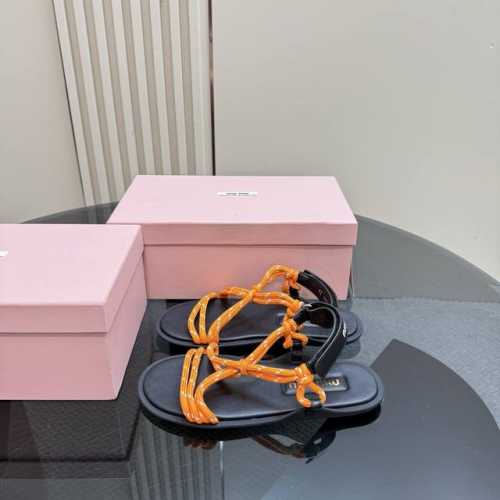 厂价p弹力绳 Miu Miu 缪缪25S春夏新品 发布会巴黎时装周夹脚凉鞋 简直是夏天穿搭的时髦巅峰 鞋面采用进口牛皮 弹力绳 内里踮脚采用进口羊皮 原版开模T