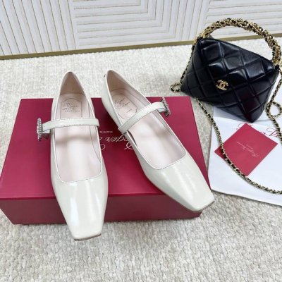 代购版 Roger Vivier Rv 25Ss 新款 水晶钻扣方头平底单鞋 鞋面：小牛漆皮 内里：羊皮内里 跟高：2.5Cm Size: #35-39 34