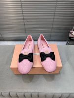 出厂 P350单鞋 Miumiu 缪缪春夏走秀新款一脚蹬懒人鞋半拖 单鞋 官方春夏走秀新款，时髦百搭 即可咸又可甜 鞋面：定制进口羊皮 羊京 内里：羊皮 鞋底：