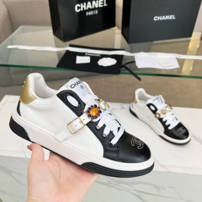 Chanel 2024新款 手工坊系列 小羊皮小圆头 可爱指数十颗星 精致山茶花五金装饰， 羊皮内里，脚感超舒服 面料：进口小牛皮 ，颜色：黑色、黑白色，粉白色