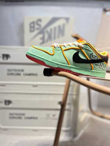 耐克Nike Dunk Low 板鞋Sb系列经典百搭休闲运动板鞋加厚鞋舌的填充，使舒适性大大提升，同时也更方便穿脱中底部分则加入了脚感柔软舒适Zoomair气垫