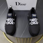 出厂价pp： 品牌：迪奥Dior 标准码：38-44 45订做 等级：官网同款 材料：原版皮料拼接品牌布匹 舒适透气内里 轻便耐磨运动大底 款式类别：男士时尚休
