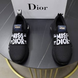 出厂价pp： 品牌：迪奥Dior 标准码：38-44 45订做 等级：官网同款 材料：原版皮料拼接品牌布匹 舒适透气内里 轻便耐磨运动大底 款式类别：男士时尚休