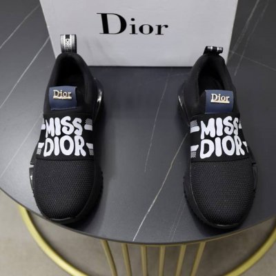 出厂价pp： 品牌：迪奥Dior 标准码：38-44 45订做 等级：官网同款 材料：原版皮料拼接品牌布匹 舒适透气内里 轻便耐磨运动大底 款式类别：男士时尚休