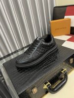 出厂价pp： Lv路易威登 最新精品男士运动休闲鞋 ，欧美潮流将尊贵品质与时尚质感完美融合鞋面采用进口牛皮冲孔设计，羊皮垫脚，整体打造时尚个性衬托你的与众不同！
