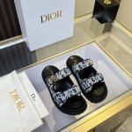 dior经典爆款凉拖 踏入Dior拖鞋的时尚领地，邂逅优雅与舒适的极致融合。鞋面以精湛刺绣工艺，镌刻着Christian Dior Paris标志，细腻针法诉说