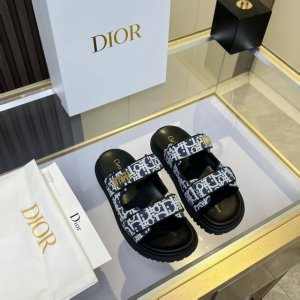 dior经典爆款凉拖 踏入Dior拖鞋的时尚领地，邂逅优雅与舒适的极致融合。鞋面以精湛刺绣工艺，镌刻着Christian Dior Paris标志，细腻针法诉说