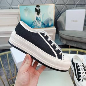 Dior迪奥 Walk'N系列 老花 刺绣 厚底帆布鞋 休闲运动鞋 原版购入开发 这款 Walk'N'Dior 厚底运动鞋是一款时尚单品，提升该系列的格调。Ob