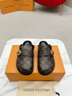 女款 男款 L’V Cosy Comfort平底毛拖采用绒面牛皮革包裹舒软羊毛皮革内衬，以韧性鞋垫和轻盈微型外底升级舒适体验。装饰彰显考究质感，恰似经典Twis