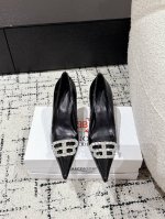 橙子出厂价P Balenciaga 巴黎世家新款 水钻Bb扣尖头高跟鞋 细跟单鞋 巴黎世家的鞋子绝对开了挂，整双鞋的精髓就是它的鞋头了，够长够尖，并且不带臃肿感