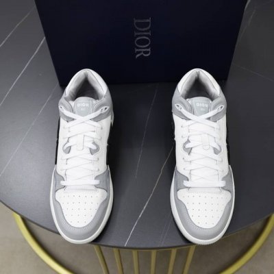 出厂价： Dior 情侣 B57 中底帮运动鞋 是二零二四春季男装系列新品，重新诠释篮球鞋设计，成为 典单品。采用黑色和白色光滑牛皮革精心制作，侧面饰以米色和黑