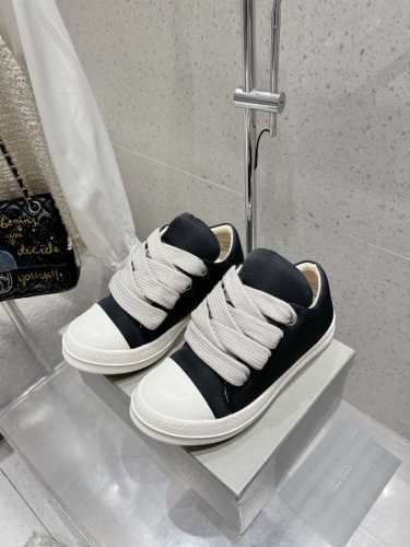 情侣款 Rick Owens 欧文斯绑带面包鞋 小面包可可爱爱又潮潮酷酷 真的是早春的时尚利器呢！穿搭适配度满分 轻松摆脱路人感 皮质也是软呼呼的，用料相当考究