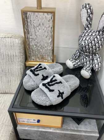 现货出厂价 高端品质 L.V 2024 今年秋冬最火羊毛拖、爆款来袭、现货发售 顶级 品质、完美细节、市场最高版本、你值 拥 :Lvu 原版高密度防滑加厚大底 - 点击图像关闭