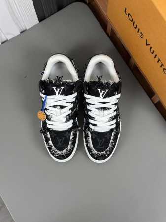 Lv 路易家trainer 运动鞋出货 Lv Trainer 运动鞋以monogram 丹宁布玩味色彩和比例玄机，讲述 Virgil Abloh 对复古篮球鞋的 - 点击图像关闭