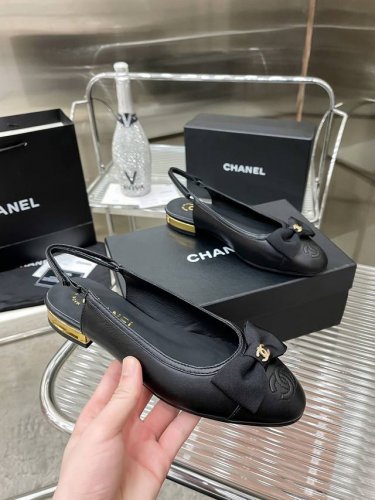出厂价 CHANE* ｜小香24s春夏新品 米兰走秀款拼色蝴蝶结凉鞋 鞋面采用进口羊皮 特殊布料 内里垫脚均为丝绸羊皮 意大利进口牛皮大底 Size：35-39